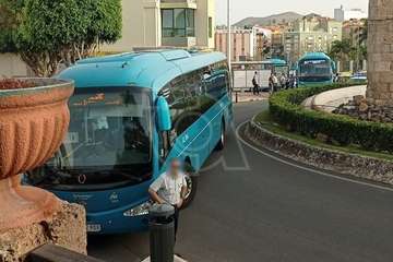 Un coche mal aparcado causa un caos circulatorio en Los Llanos al impedir el paso de una guagua/TA.